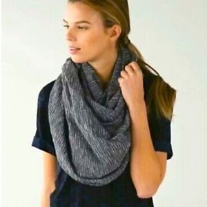 Apana pajani scarf heathered gray, mint green snaps